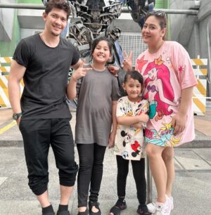 Iko Uwais Instagram - the UWAIS 👨‍👩‍👧‍👧singapore 2023 🌸 #theuwais👨‍👩‍👧‍👧 #theuwaisvacation #singapore #ikouwais #audyitem #audyuwais
