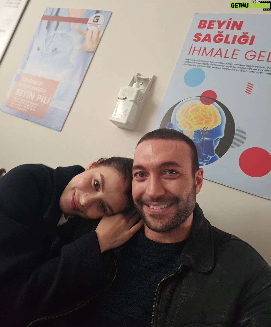 Ilayda Alişan Instagram - Gülaysem ile acayyip yoruldugumuz bir haftanin ardindan.. bu aksam #AtesKuslari cidden bi harika😋❤️🔥 @ateskuslariatv