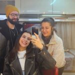 Ilayda Alişan Instagram - Gülaysem ile acayyip yoruldugumuz bir haftanin ardindan.. bu aksam #AtesKuslari cidden bi harika😋❤️‍🔥 @ateskuslariatv