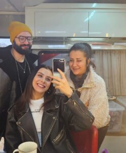 Ilayda Alişan Instagram - Gülaysem ile acayyip yoruldugumuz bir haftanin ardindan.. bu aksam #AtesKuslari cidden bi harika😋❤️‍🔥 @ateskuslariatv