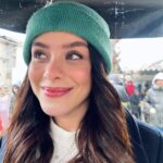 Ilayda Alişan Instagram - Sette soğuk değil çoook soğuk bir gün🙃 neyse neyse o değil de dış gece de çekiyor olabilirdik❄️🥶💙 #ateskuslaridump #gulaysem