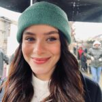 Ilayda Alişan Instagram - Sette soğuk değil çoook soğuk bir gün🙃 neyse neyse o değil de dış gece de çekiyor olabilirdik❄️🥶💙 #ateskuslaridump #gulaysem