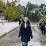 Ilayda Alişan Instagram - Sette soğuk değil çoook soğuk bir gün🙃 neyse neyse o değil de dış gece de çekiyor olabilirdik❄️🥶💙 #ateskuslaridump #gulaysem
