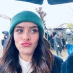 Ilayda Alişan Instagram - Sette soğuk değil çoook soğuk bir gün🙃 neyse neyse o değil de dış gece de çekiyor olabilirdik❄️🥶💙 #ateskuslaridump #gulaysem