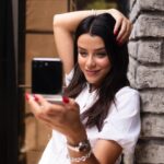 Ilayda Alişan Instagram - Merhaba! Ben de uzun süredir bu anı bekliyordum ve sonunda o gün geldi çattı! Sizinle paylaşabileceğim bu yenilik beni inanılmaz heyecanlandırıyor 😍 Birbirinden güzel özellikleri olan #GalaxyZFlip5'i deneyimleyip kurcalamak için sabırsızlanıyorum. Katlanabilir oluşu, çekeceğim fotoğraf ve videolar konusunda bende en çok merak uyandıran özelliklerinden. Telefonum yanımdayken her anı sizinle paylaşmak çok keyifli ve güzel olacak! 🤍 #TeamGalaxy #withGalaxy @samsungturkiye #SeninGibisiYok #işbirliği