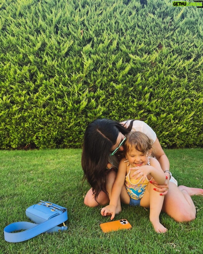 Ilayda Alişan Instagram - Çilek Ecem ile tatilimiz 🍓