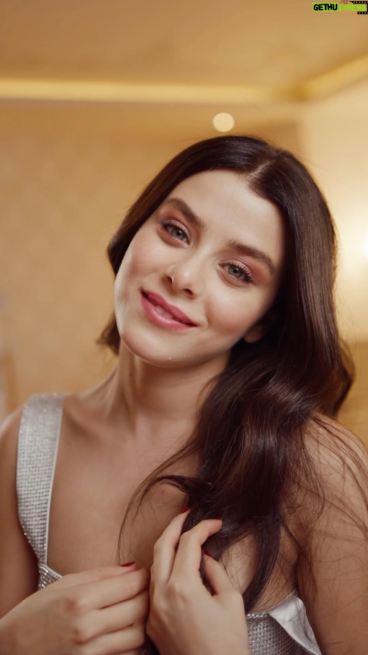 Ilayda Alişan Instagram - @oriflameturkiye ile #işbirliği - Artık bildiğiniz gibi günlük ve özel gün makyajlarımın altında hep Oriflame imzası var. ❤️ Ve tabii ki Sevgililer Günü için de Oriflame ürünleriyle istediğim görüntüyü yakaladım, sizinle de bir ilham olsun diye paylaşmak istedim! ✨ Evet ne dersiniz, nasıl olmuş? Sizin en beğendiğiniz ürün hangisi oldu? Yorumlarda bizimle paylaşın! 🌸🌟 ✨42127 Beige Neutral THE ONE Everlasting Sync Soft Matte Fondöten ✨36550 Forest Green The ONE High Impact Göz Kalemi ✨44813 Rosy Plum THE ONE Make-Up Pro Dörtlü Göz Farı ✨42780 The ONE Çift Etkili Maskara ✨41798 Terakota The ONE Colour Unlimited Bulaşmayan Mat Ruj