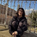 Ilayda Alişan Instagram - moodum son iki foto arasinda gidip geliyor, kendim gülüp Burak'ı suçluyorum, gozyasi banktan gozyasi aliyorum, bi de soğuk baklava inanilir gibi degilsin❤️ #susiralarinalakasizdumpi