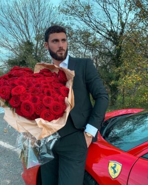 Illan Castronovo Instagram - Elle a laissée les fleurs mais elle est partie avec la Féfé 🤦🏻‍♂️🌹#show #perdudansleshow #love