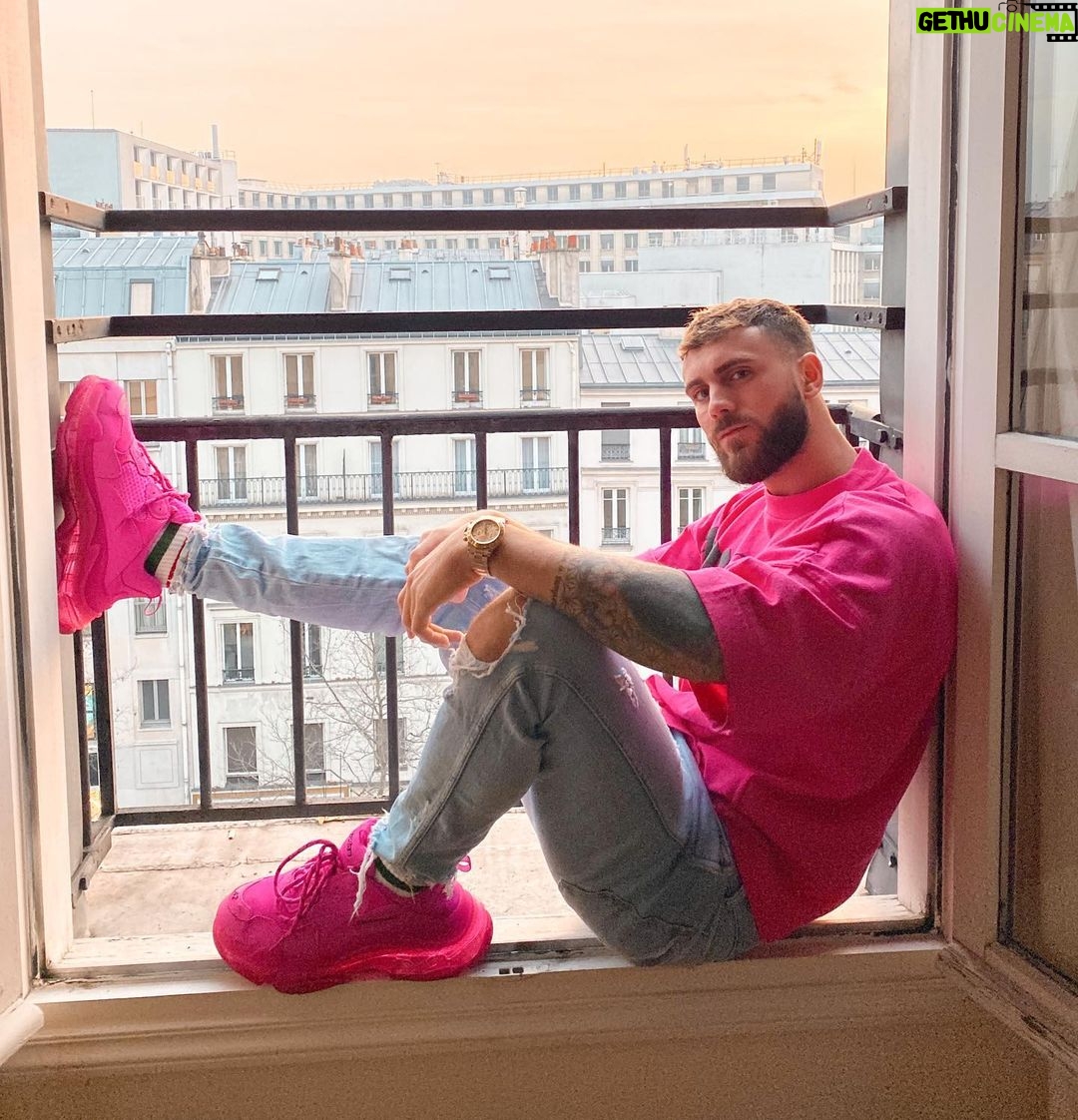 Illan Castronovo Instagram - Je vois la vie en rose 💕 A votre avis grâce à qui ? #loveyou Arc de Triomphe
