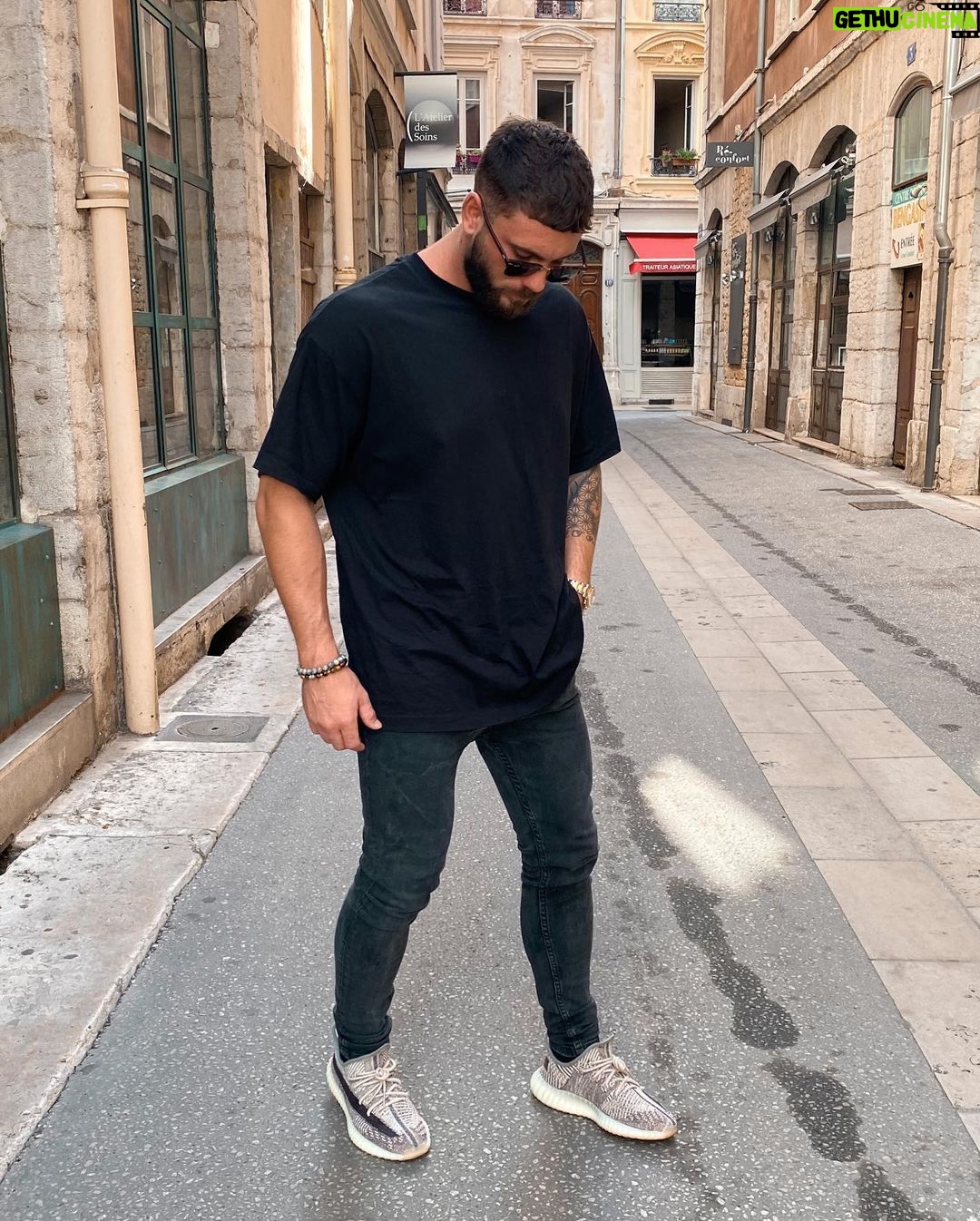 Illan Castronovo Instagram - Merci à ma photographe préférée @victoria_mehault 🥰 J’espère que vous passez un bon dimanche !! Pour nous demain départ en Martinique !!!! Je suis trop content ça fait 10 mois que j’ai pas vu mes parents !! #love Lyon, France