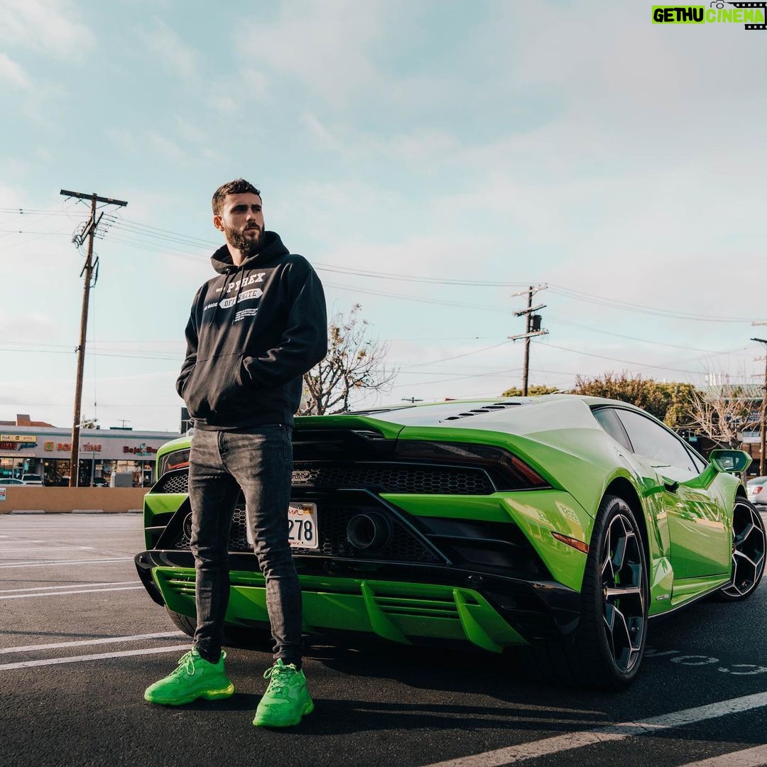 Illan Castronovo Instagram - 🍏 #green , soutenir ou ne pas soutenir aujourd’hui le choix deviens difficile . Fais le choix qui te semble le plus judicieux car quoi que tu fasses tu seras jugé #respect Los Angeles, California