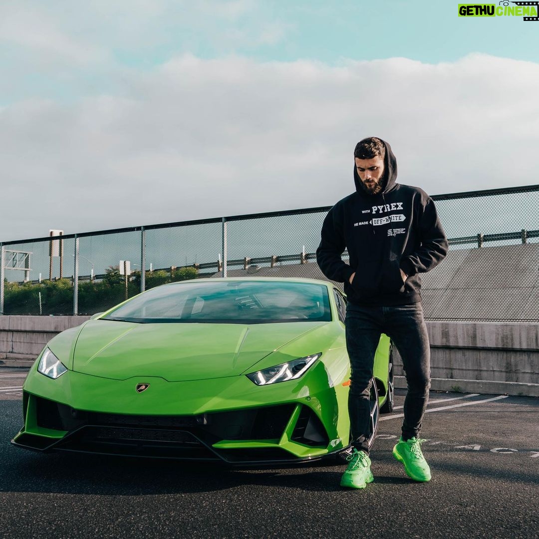 Illan Castronovo Instagram - 🍏 #green , soutenir ou ne pas soutenir aujourd’hui le choix deviens difficile . Fais le choix qui te semble le plus judicieux car quoi que tu fasses tu seras jugé #respect Los Angeles, California