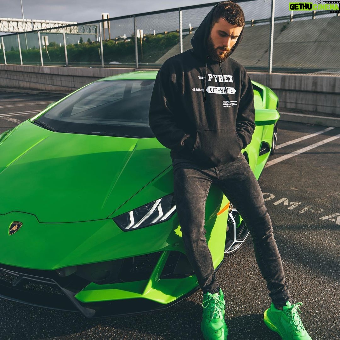 Illan Castronovo Instagram - 🍏 #green , soutenir ou ne pas soutenir aujourd’hui le choix deviens difficile . Fais le choix qui te semble le plus judicieux car quoi que tu fasses tu seras jugé #respect Los Angeles, California