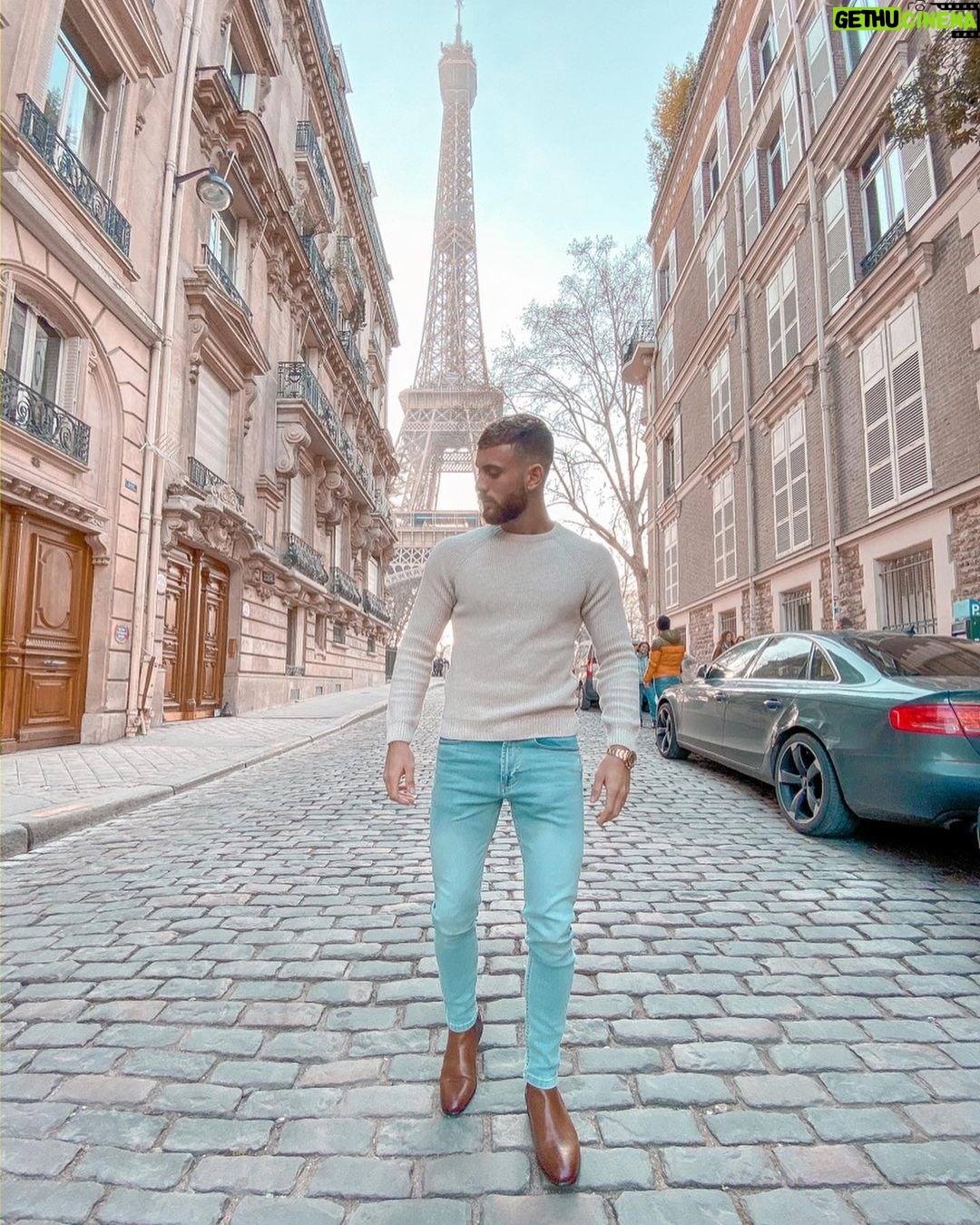 Illan Castronovo Instagram - Une chose qui te rend malheureuse aujourd’hui peut te rendre très heureux demain 🙏🏻 #love #paris Rue de l'Université