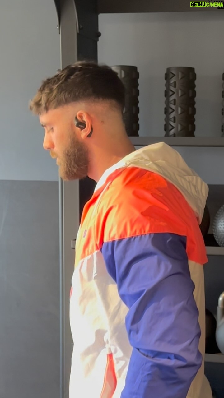 Illan Castronovo Instagram - Je fais toutes mes sessions de sports avec les meilleurs écouteurs @shokzfrance dispo sur Amazon et dans les magasins Boulanger et la Fnac 🏃🏽 #OpenFit #publicité