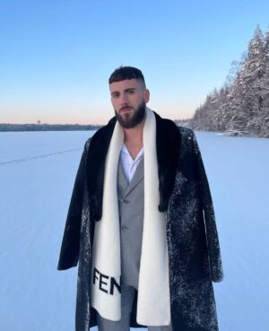 Illan Castronovo Instagram - Salut les amis,
Ces derniers jours des choses affreuses mais surtout grave ont été dites à mon sujet. 

Basé sur des rumeurs et sur la parole d’une personne sans aucune preuve. 

Honnêtement cela ma réellement atteint, moi mais aussi ma famille, mon entourage. 
C’est vrai je n’ai pas toujours été classe mais je ne suis pas coupable de ce dont on m’accuse et la justice le prouvera.

 ils sont vraiment prêt à tout. Il y a bien une victime dans cette histoire,c’est moi. 

Maintenant je pense avoir suffisamment subit pendant que ceux qui essaye de me voir au fond du gouffre, jubile. 

Je décide de reprendre mes réseaux, ma vie en main. Avant tout pour les gens qui croient en moi.
Les autres, manipulateurs, fabulateurs, la justice se chargera d’eux. 

J’ai engagé une procédure avec des vrais preuves. 

Ceux qui veulent ma peau perdront la leur. 
Maintenant tous se réglera au tribunal.

Le lien de ma réponse est dans ma bio 🤴🏻