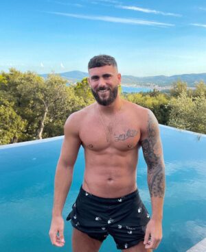 Illan Castronovo Instagram - Vous pensez qu’elle a regardé le clip combien de fois ? 😂