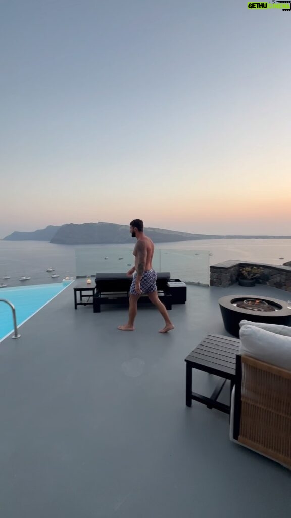 Illan Castronovo Instagram - la vraie vie @charisma_suites #travel Santorini