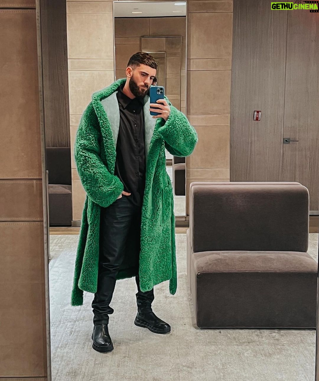 Illan Castronovo Instagram - Outfit 🖤