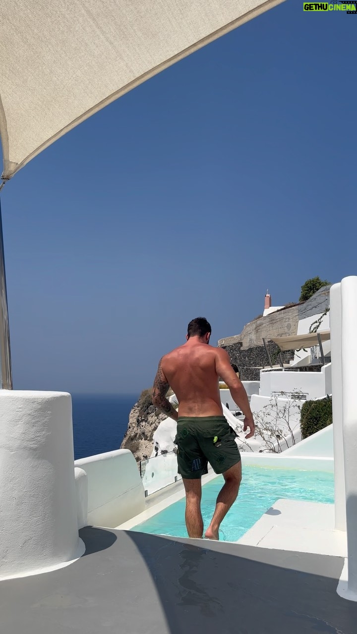 Illan Castronovo Instagram - Le paradis sur terre @charisma_suites @thanospap220 tags la personne que tu emmènerai ici :) #santorini🇬🇷 Charisma Suites