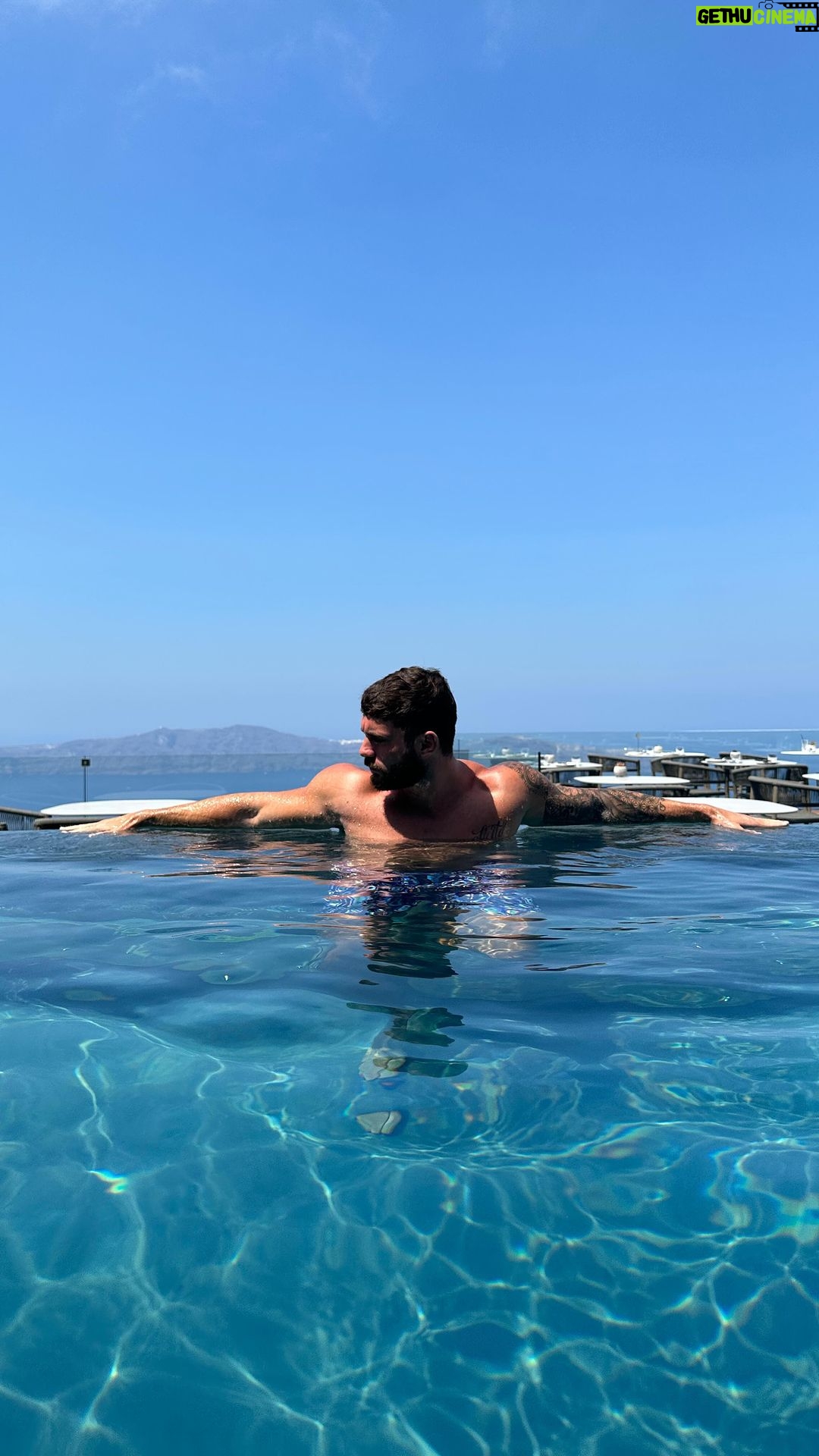 Illan Castronovo Instagram - Séjour incroyable 😍 @kivotossantorini @mavro.santorini @santorini Kivotos Santorini