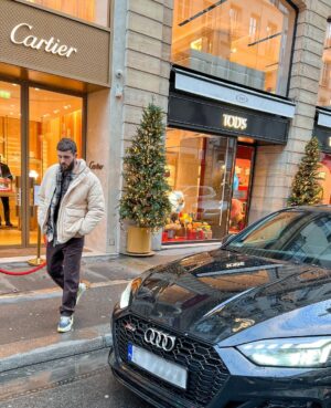 Illan Castronovo Instagram - Joyeux Noël à tout le monde ,je vous aime de tout mon cœur merci d’être là pour moi chaque jour j’essaye de l’être  aussi pour vous au maximum.
Merci à @alpharent74 pour le kiff une semaine en rs5 Ça fait plaisir 🤴🏻