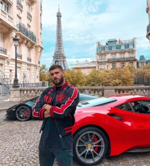 Illan Castronovo Instagram - Ta volé ma Ferrari 
Aujourd’hui tu me salis .. 🎶

Rendez-vous vendredi 
😉🎥➡️