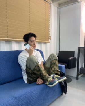 Im Jae-beom Instagram - 가보자고..🌊🌊

#maisonmargiela #samsungzflip