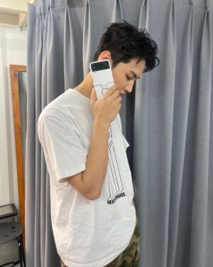 Im Jae-beom Instagram - 가보자고..🌊🌊

#maisonmargiela #samsungzflip