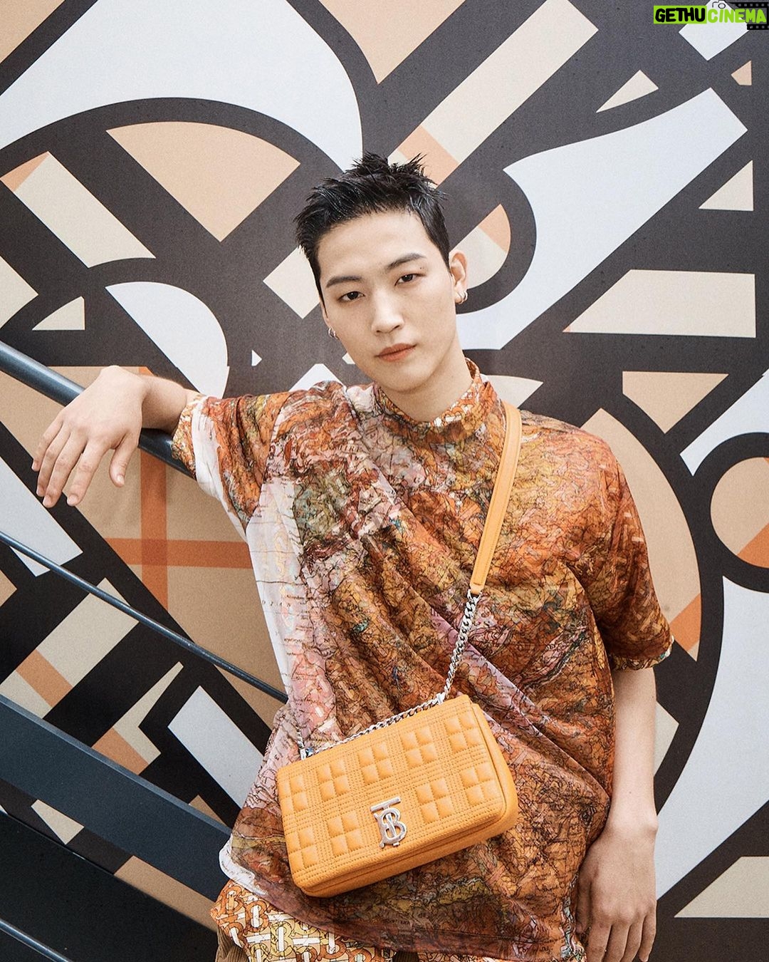 Im Jae-beom Instagram - 🙂🙃🙂🙃 #ad @Burberry #TBMonogram