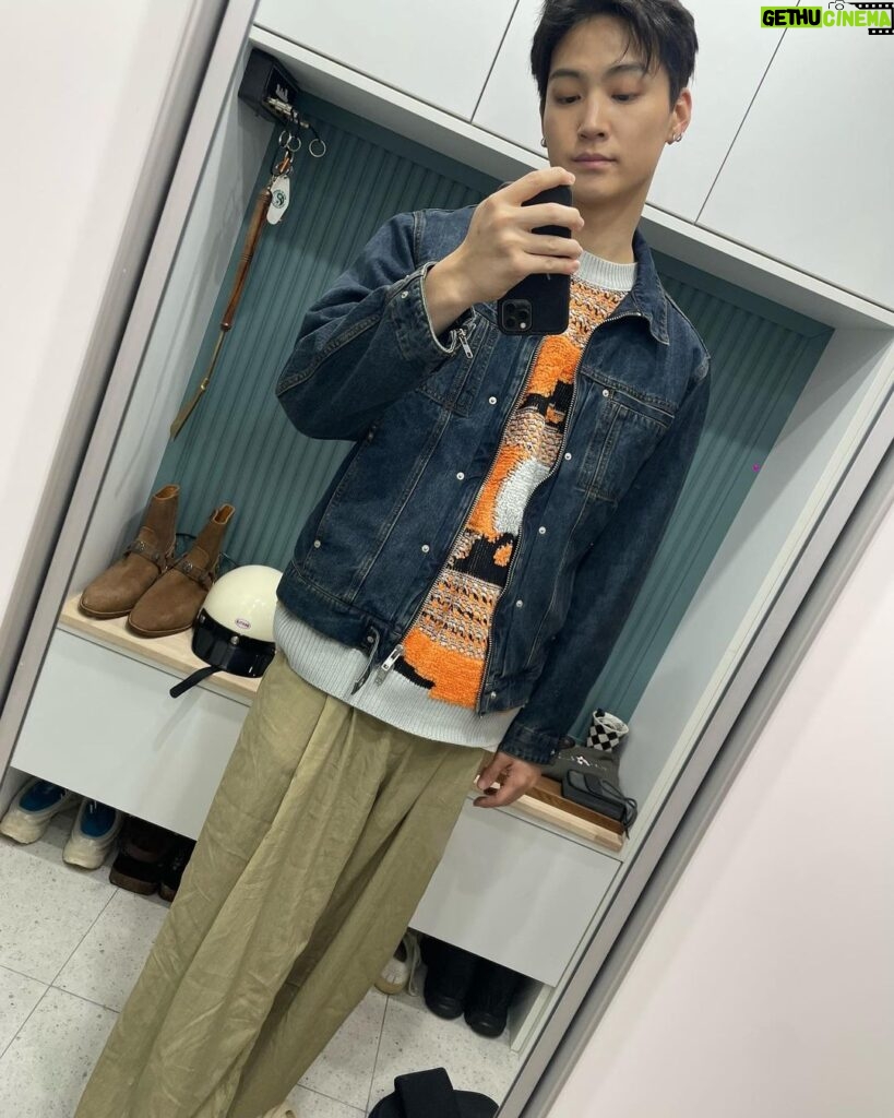 Im Jae-beom Instagram - knit🤨 Out of Place