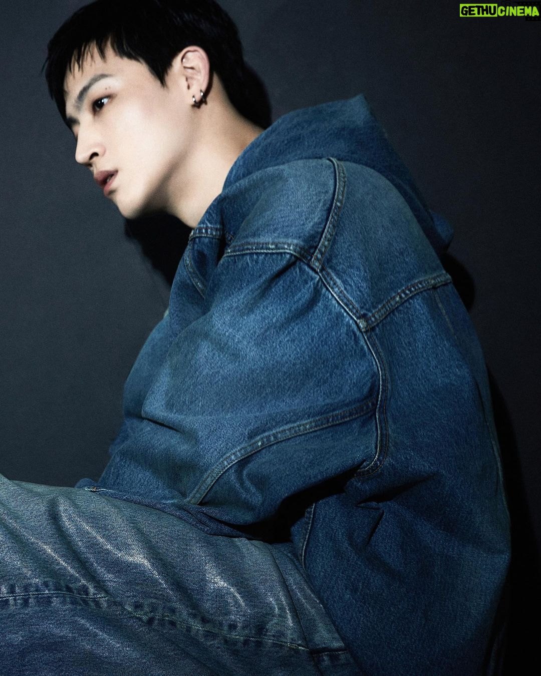Im Jae-beom Instagram - WE ALL SAILIN @jaybnow.hr 제이비JAY B는 그의 생각을 잔잔하고 꾸준하게 현실로 만들어가고 있다. 언젠가 그의 여정을 들여다보면 가장 멀리에 있는 자신의 목적지에 올곧은 방향으로 누구보다 먼저 도착해 있지 않을까 기대를 품게 되는. JAY B is calmly and steadily turning his ideas into reality. If one day someone looks into his journey, he will arrive at his destination in the right direction before anyone else. Editor Park Wanhee Fashion Hyun Kukseon Photography Lee Jongho Art Lee Jaedong Hair Nana Makeup Nuni #JAYB #제이비 더 많은 화보와 기사는 10월호에서 만나볼 수 있습니다. Check out more of our editorials and articles in KOREA October print issue.