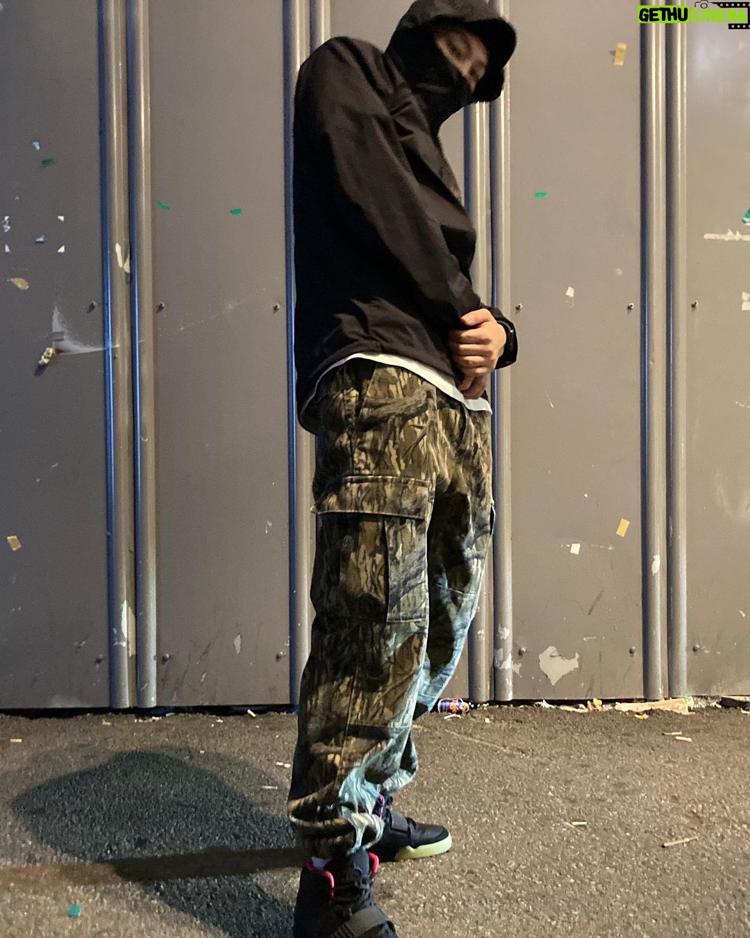 Im Jae-beom Instagram - 포즈의 변천사 Out of Place