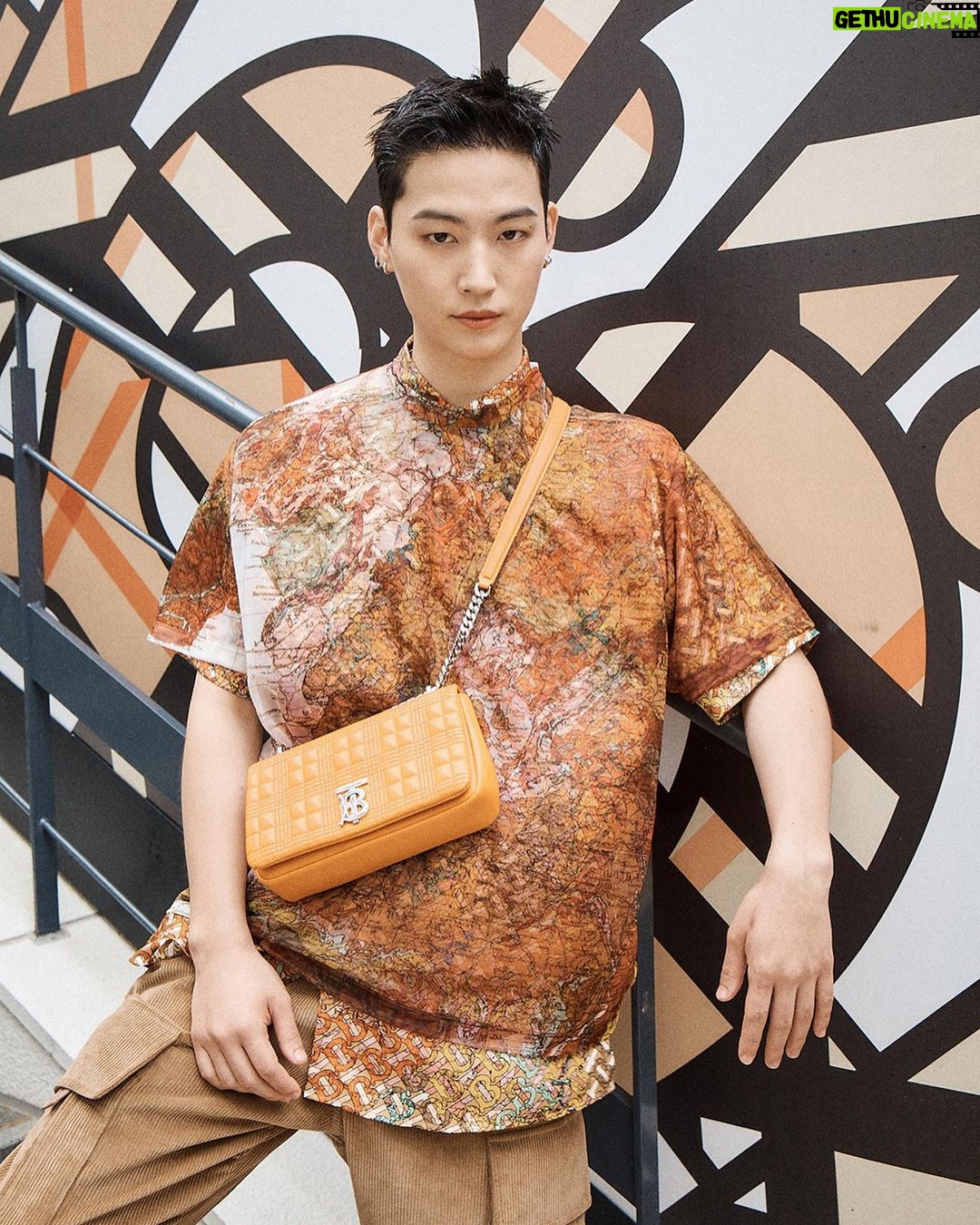 Im Jae-beom Instagram - 🙂🙃🙂🙃 #ad @Burberry #TBMonogram