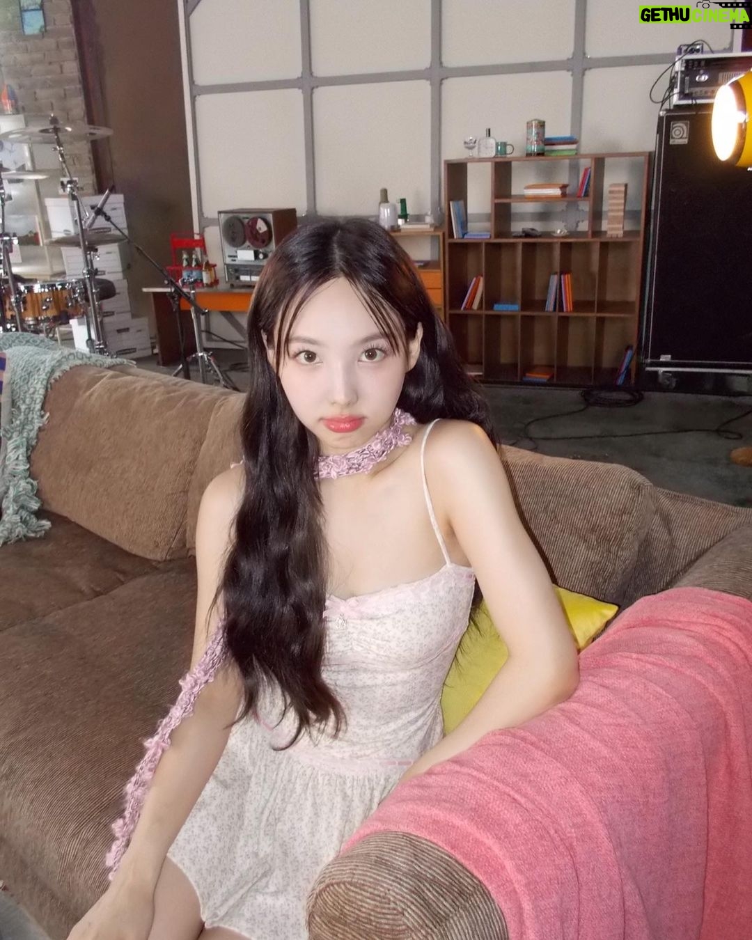 Im Na-yeon Instagram - ☁️No Problem☁️ 잘 들었나요 원스🩵🩷 올 해 생일도 함께 축하해줘서 고마워요! 이번 라이브 클립은 매 년 진심으로 축하 해 주는 원스들의 어마어마 한 마음에 대한 내 작은 보답,,💝 곧!! 만나자아🍬🍬🍬