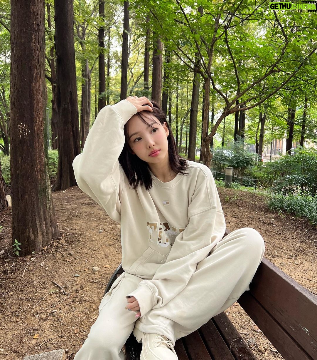 Im Na-yeon Instagram - #광고 비 오는 날 타미진스☂️ #타미진스 #tommyjeans