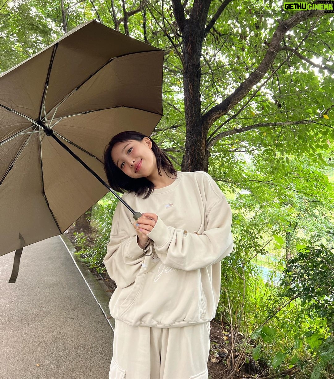 Im Na-yeon Instagram - #광고 비 오는 날 타미진스☂️ #타미진스 #tommyjeans