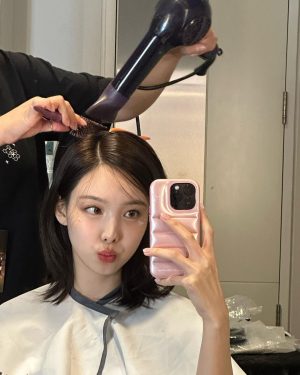 Im Na-yeon Instagram - 🪞🪞+🍓