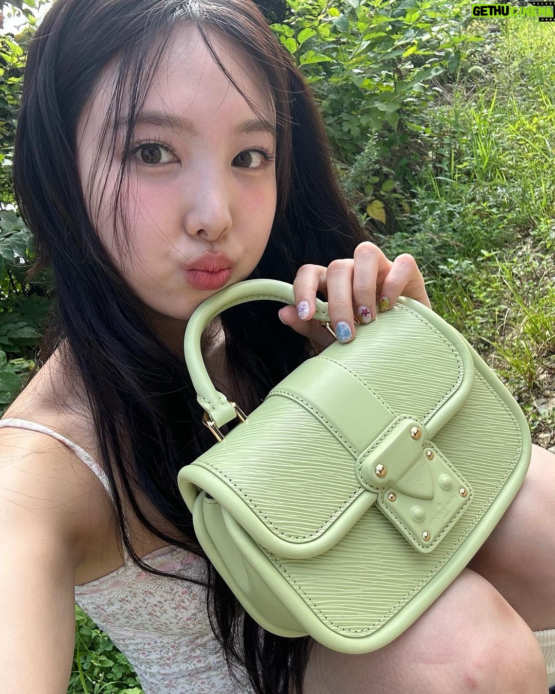 Im Na-yeon Instagram - #광고 내동생 선물🧚 #LVSeoulDosan #루이비통팝업