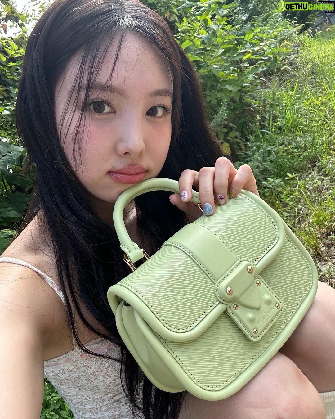 Im Na-yeon Instagram - #광고 내동생 선물🧚 #LVSeoulDosan #루이비통팝업