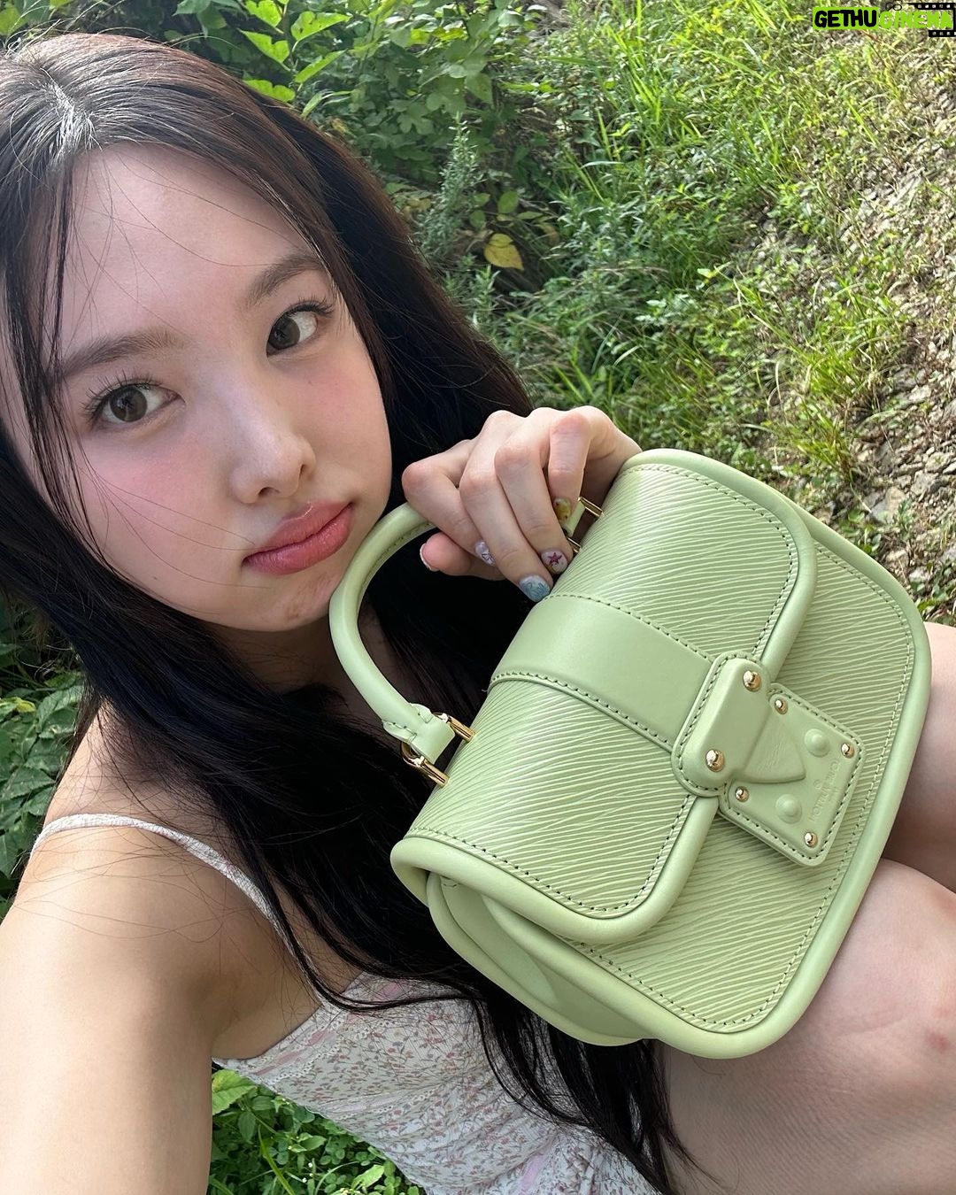Im Na-yeon Instagram - #광고 내동생 선물🧚 #LVSeoulDosan #루이비통팝업