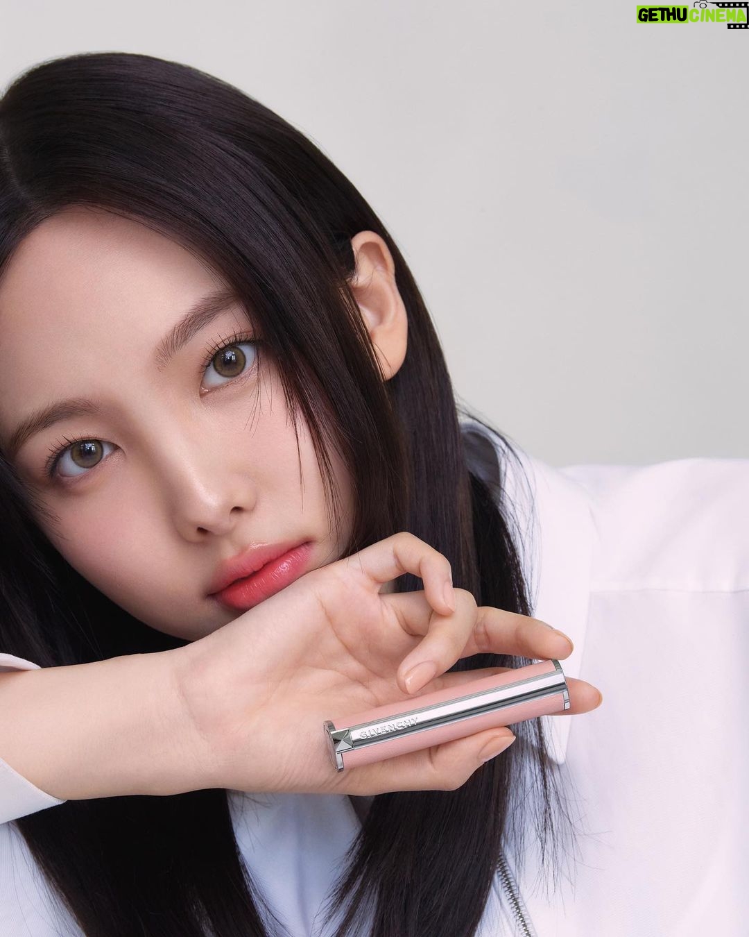 Im Na-yeon Instagram - @cosmopolitankorea @givenchybeauty 🧚