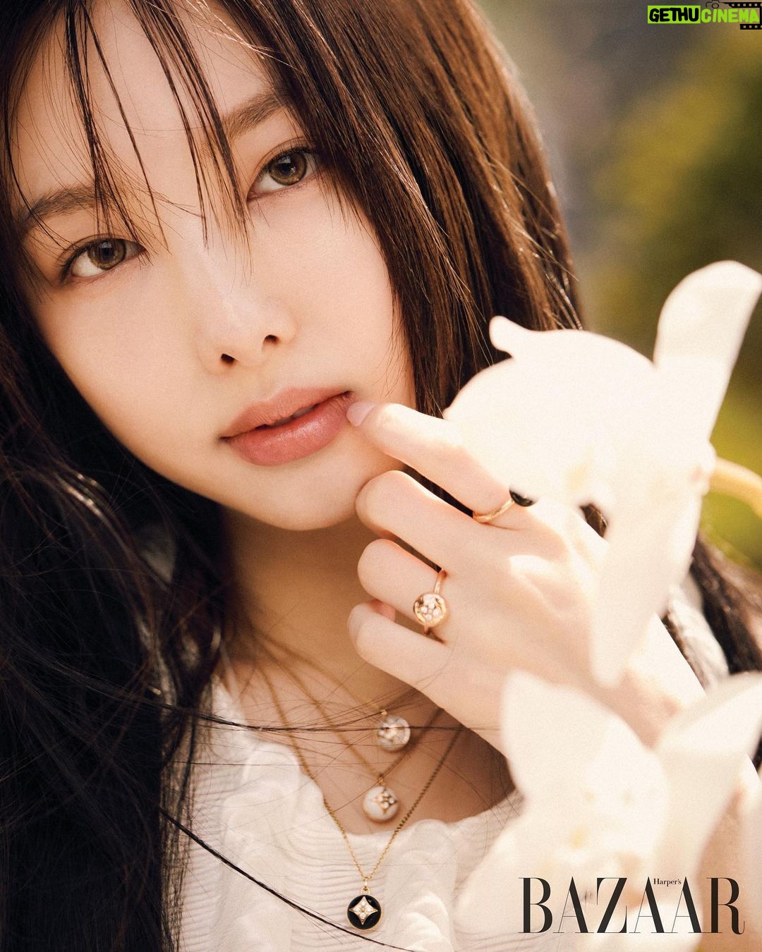 Im Na-yeon Instagram - @louisvuitton @harpersbazaarkorea