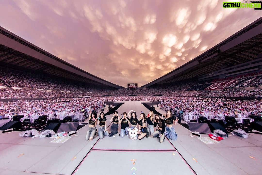 Im Na-yeon Instagram - 雨の中のライブが幸せな経験であることを教えてくれた大阪のONCE ほんまにありがとう♡ 昨日と今日、笑顔で迎えてくれて、応援してくださったONCEを長く記憶しておきます。また会いましょう~ありがとうございます!☀️🌈💚🧡💛