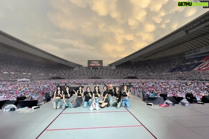 Im Na-yeon Instagram - 雨の中のライブが幸せな経験であることを教えてくれた大阪のONCE ほんまにありがとう♡ 昨日と今日、笑顔で迎えてくれて、応援してくださったONCEを長く記憶しておきます。また会いましょう~ありがとうございます!☀️🌈💚🧡💛