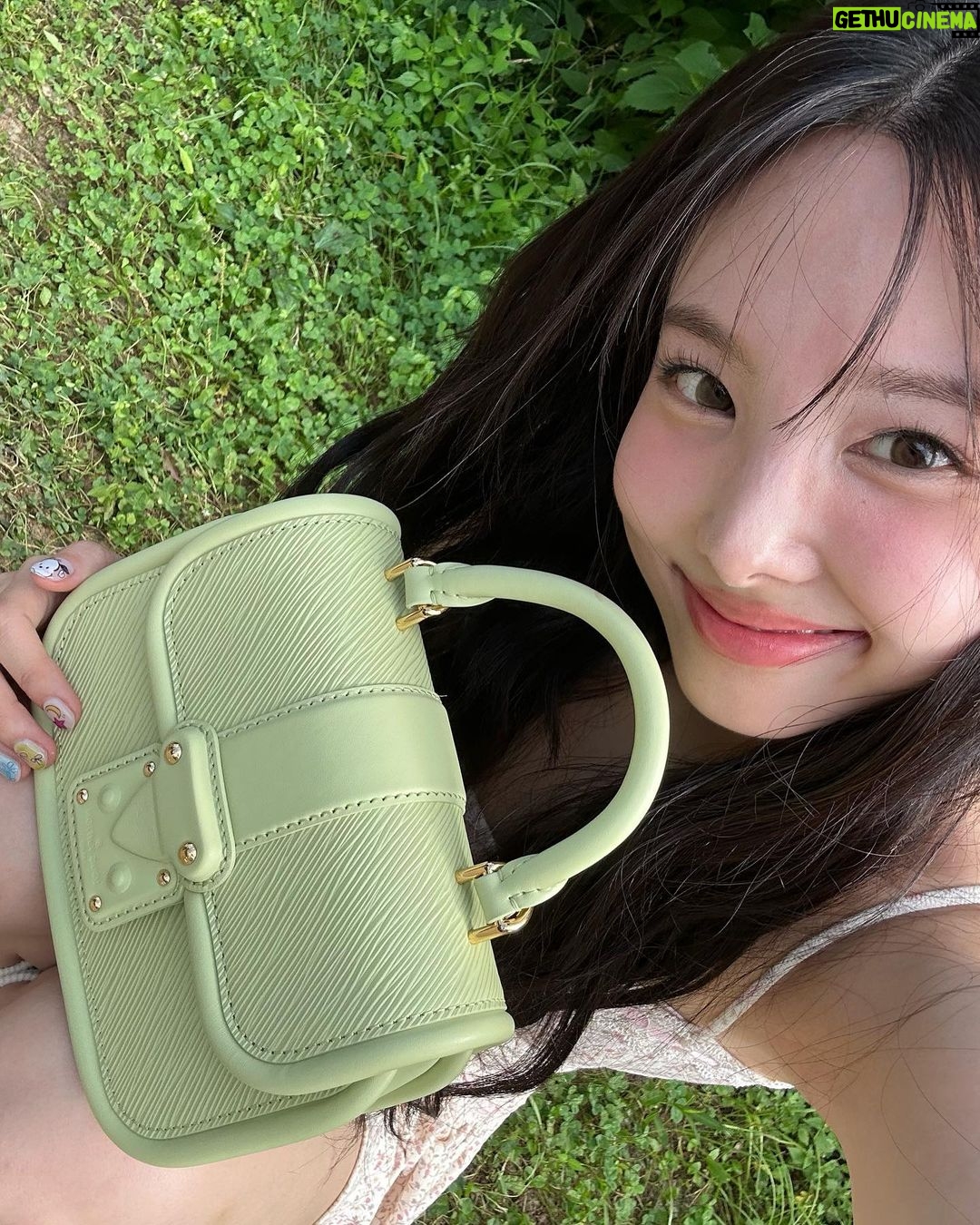 Im Na-yeon Instagram - #광고 내동생 선물🧚 #LVSeoulDosan #루이비통팝업