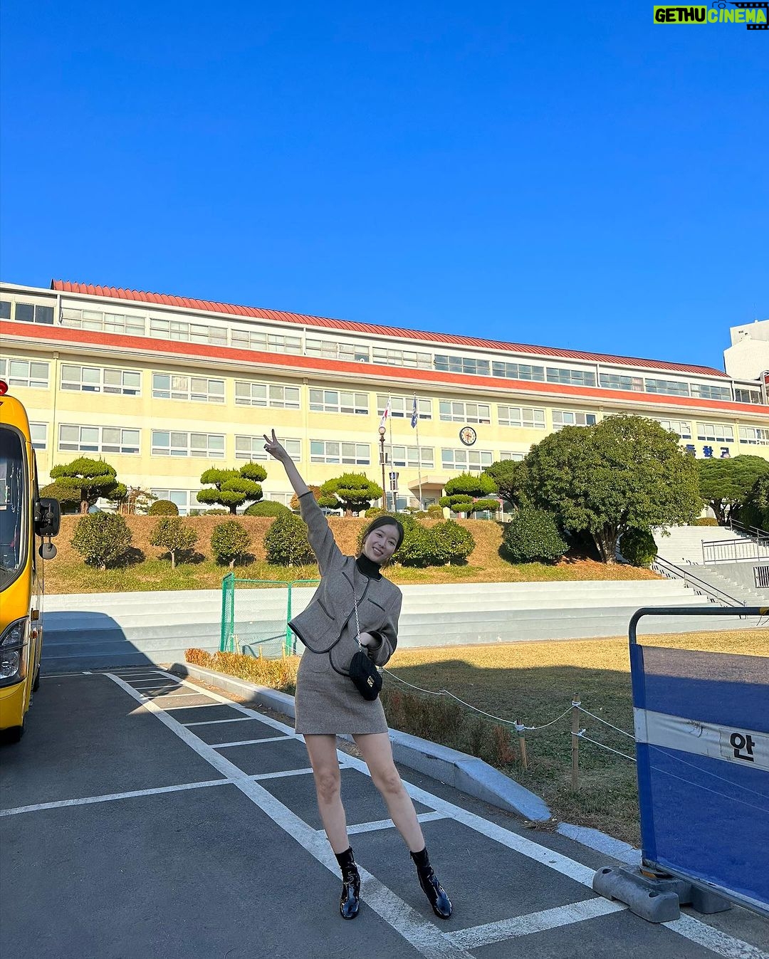 Im Soo-hyang Instagram - 초등학교친구 결혼식가서 눈물의 축사 후 동창들끼리 가본 모교 노란 스쿨버스 추억돋아🥹 나는 4호차 반장이었지 떠드는 애들 이름 적고 그랬는데말야