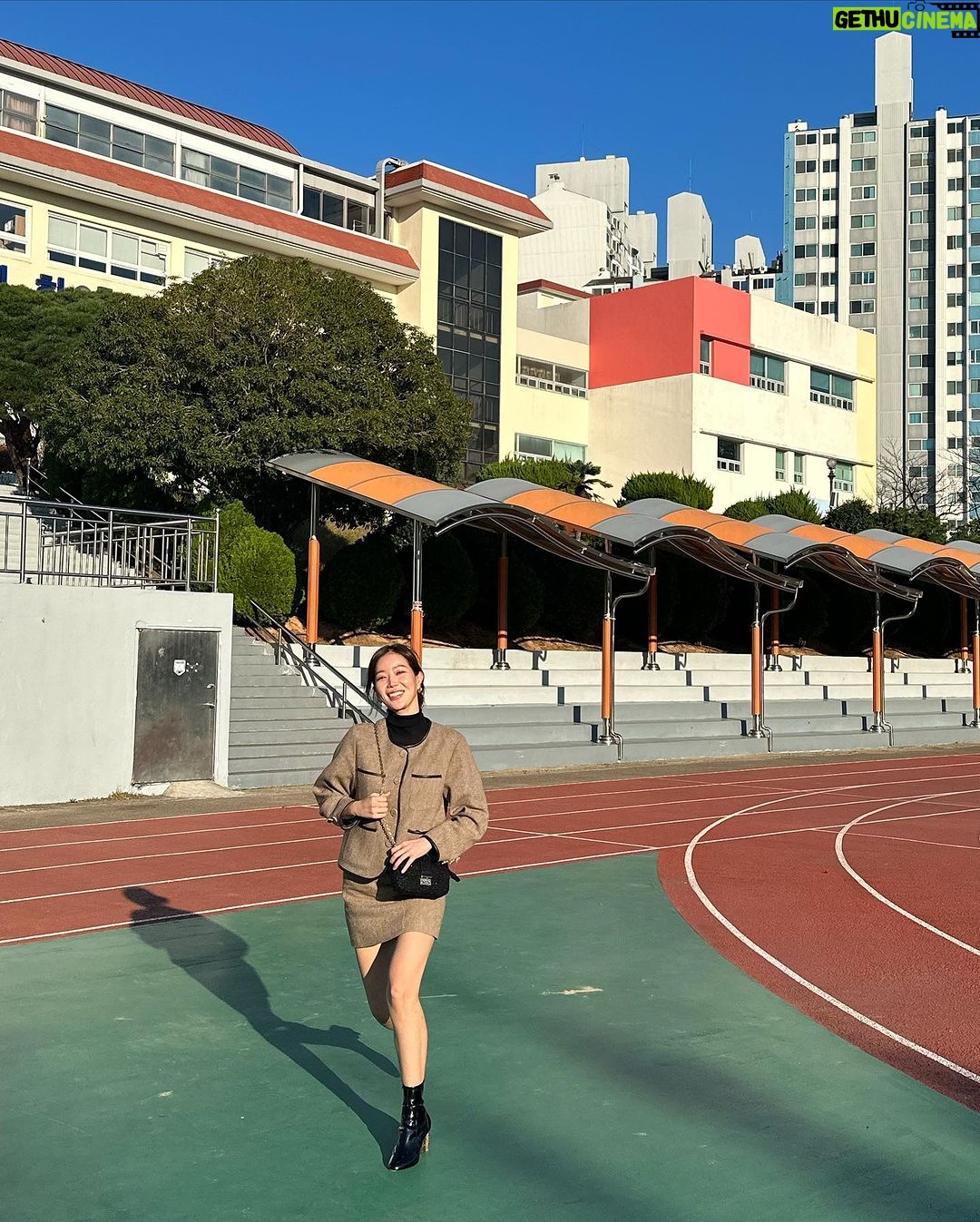 Im Soo-hyang Instagram - 초등학교친구 결혼식가서 눈물의 축사 후 동창들끼리 가본 모교 노란 스쿨버스 추억돋아🥹 나는 4호차 반장이었지 떠드는 애들 이름 적고 그랬는데말야