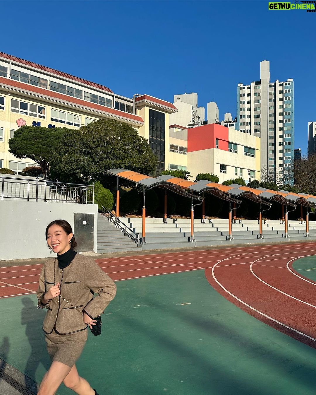 Im Soo-hyang Instagram - 초등학교친구 결혼식가서 눈물의 축사 후 동창들끼리 가본 모교 노란 스쿨버스 추억돋아🥹 나는 4호차 반장이었지 떠드는 애들 이름 적고 그랬는데말야